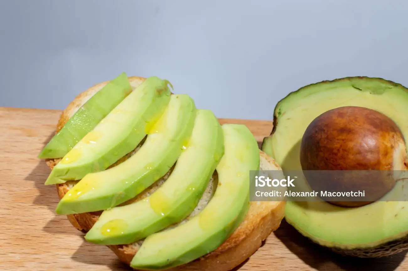 Como preparar o abacate para aliviar a dor de barriga?